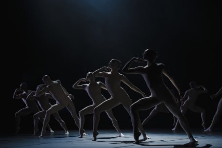 Corps de Walk - Staatstheater Wiesbaden Tanzende Silhouetten in dunkler Umgebung, mit dramatischer Beleuchtung.
