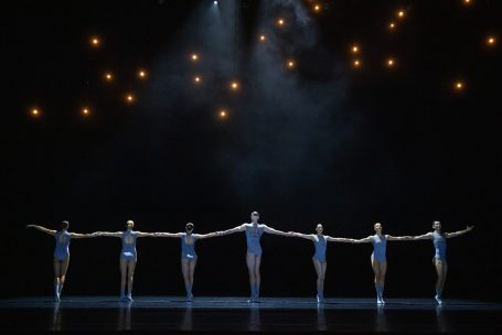 Promise - Theater St. Gallen Sechs Balletttänzer in blauen Kostümen stehen in einer Linie auf der Bühne.