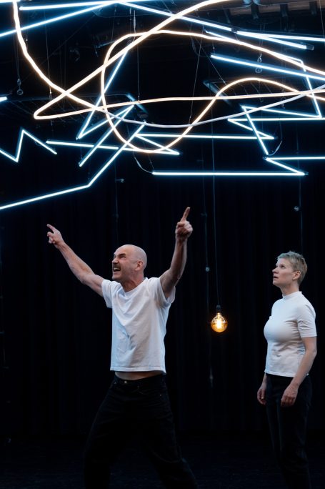 Konstellationen - Rheinisches Landestheater Neuss Zwei Tänzer auf einer Bühne mit leuchtenden Linien im Hintergrund.