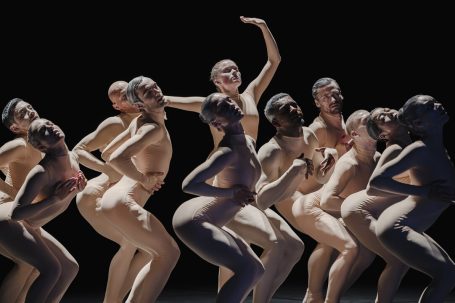 Corps de Walk - Staatstheater Wiesbaden Eine Gruppe von Tänzern in künstlerischen Posen, hautfarben und aktiv.